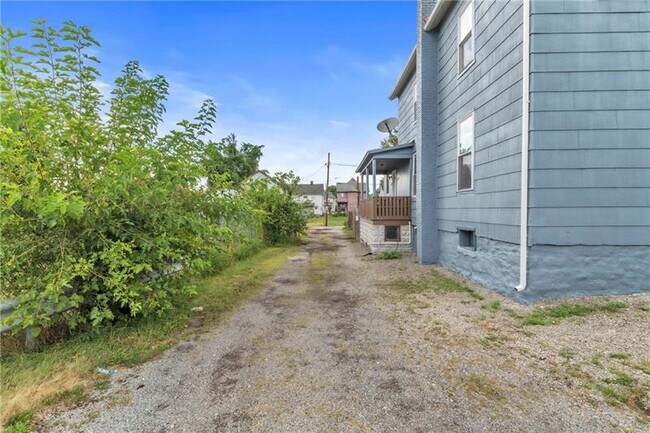 Building Photo - 305 1/2 E Lutton St