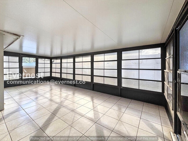 Building Photo - Spacious 4 Bed, 2 Bath Home with Off-Street Parking and Hookups