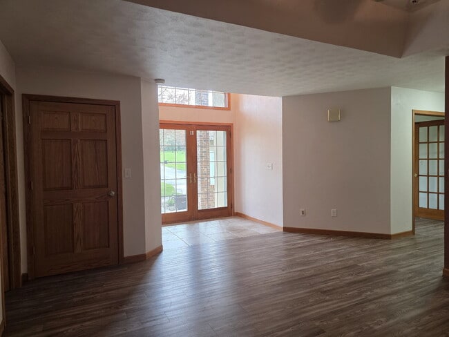 Building Photo - Multi generational Home New London