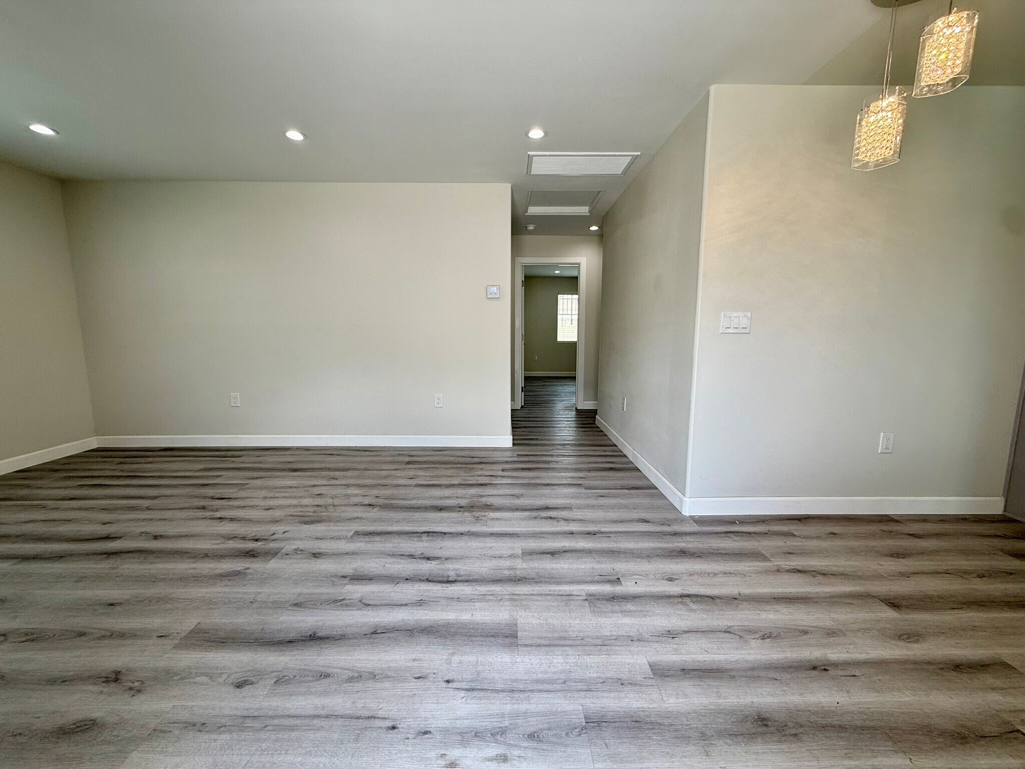 Building Photo - 1141 W 49th St