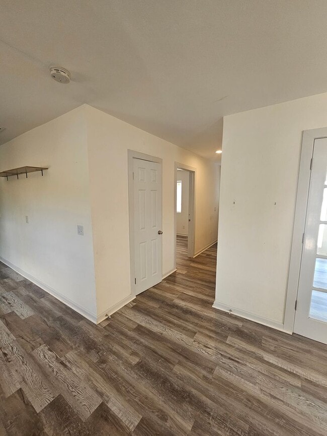 Building Photo - 2 bed 1 bath home + bonus room near Joshua...