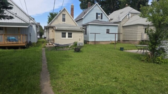 Building Photo - **Charming 1-Bedroom Plus Den Home with Modern Comforts**