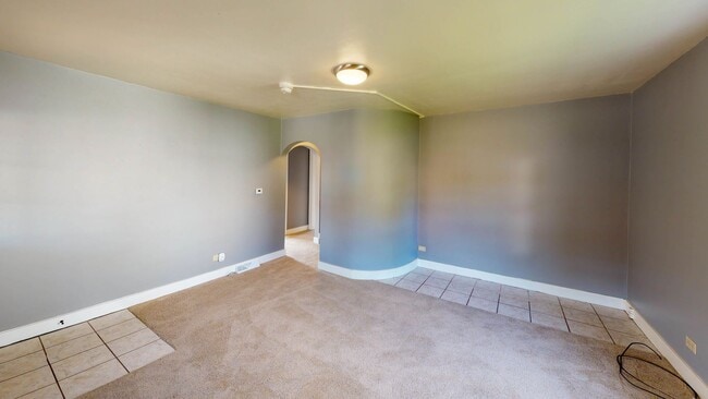 Building Photo - 4 Bedroom / 1 Bath Home For Rent!