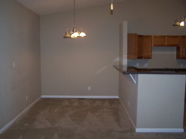 Building Photo - 3 bed, 2 bath, 2 car garage townhouse w/ b...
