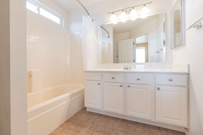 Building Photo - Large Tri-Level Home