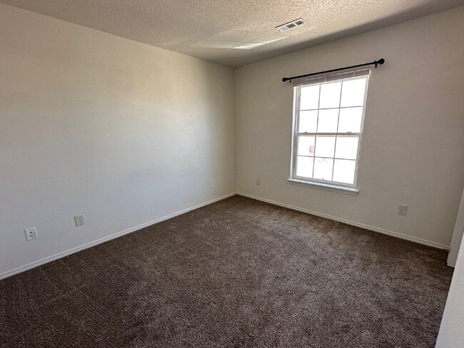 Building Photo - Upper Level 2 Bed 1 Bath Apartment
