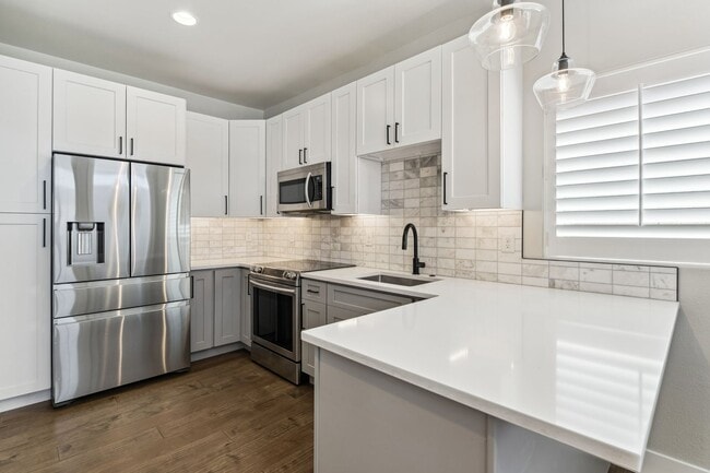 Building Photo - Like New Townhome Available Now-Denver