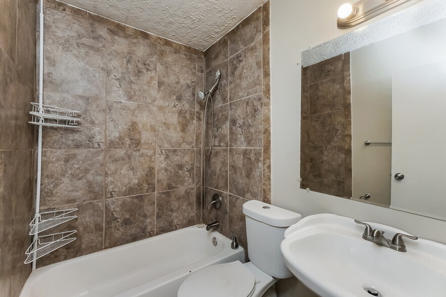 Building Photo - 4724 Granada Dr
