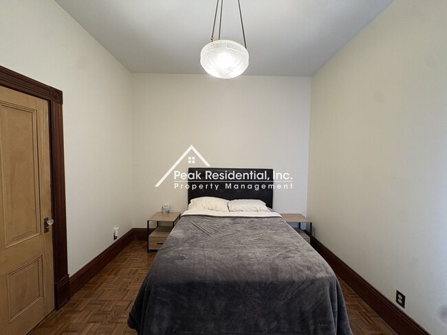 Building Photo - Furnished 1bd/1ba Midtown Duplex!