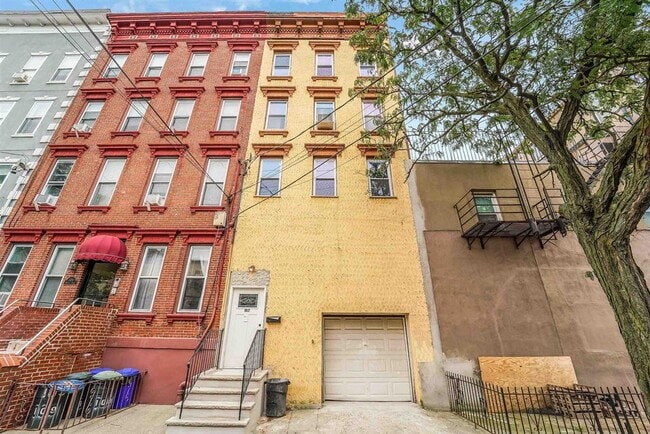 Building Photo - 107 Madison St