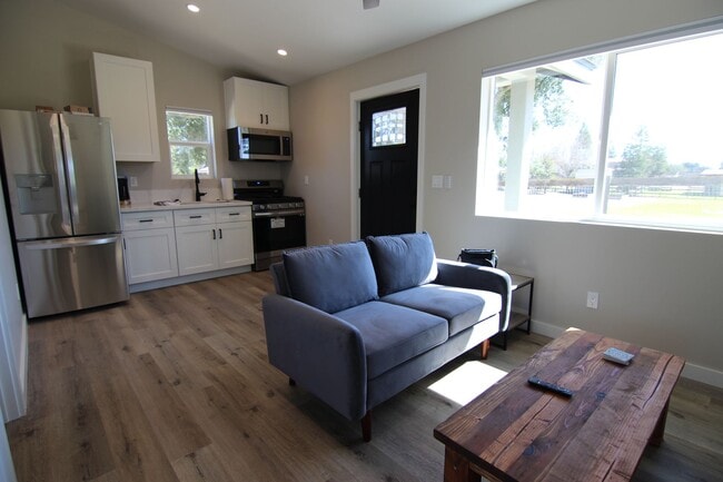 Building Photo - 2 Bedroom, 1 Bath home