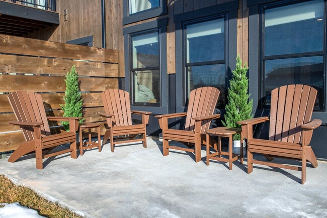 Building Photo - 690 Stone Peak Lp