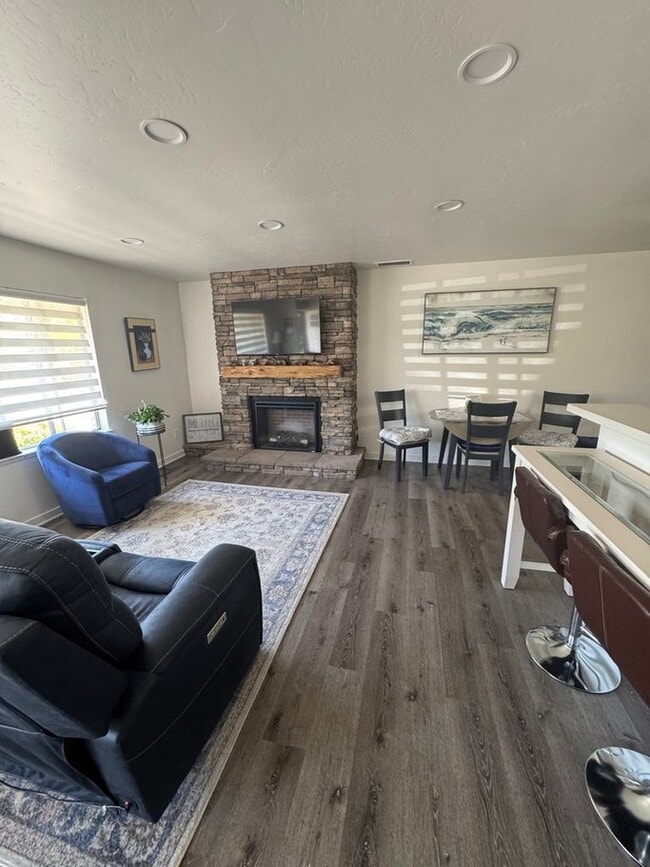 Building Photo - 919 La Fiesta Ct