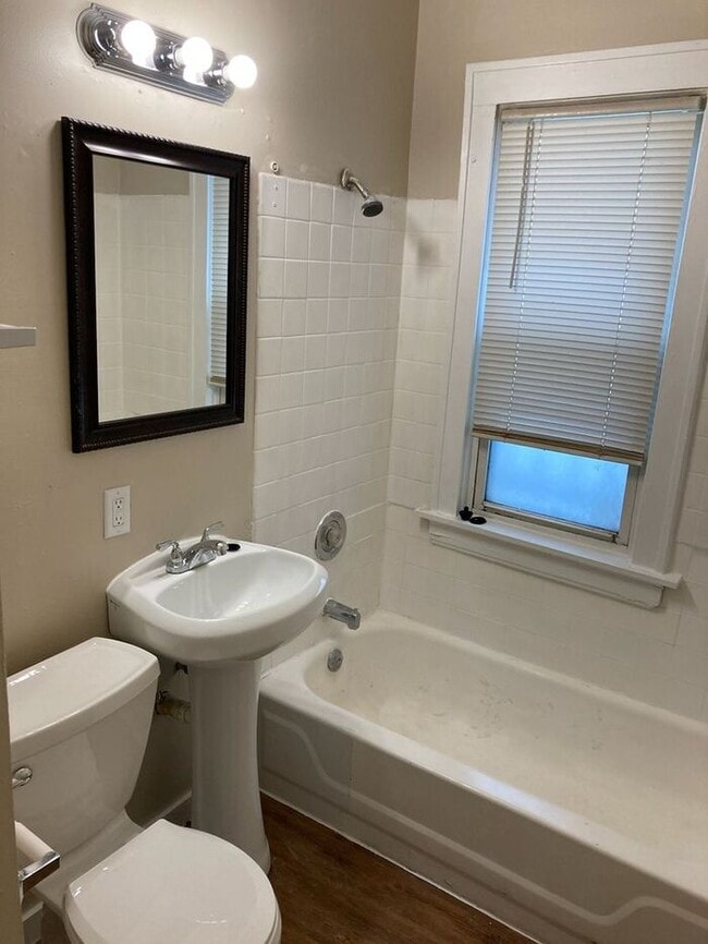 Building Photo - Recently Updated 2 Bedroom Upper Duplex wi...