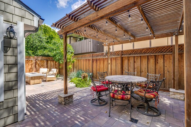 Building Photo - Large 3 Bed 2.5 Bath Townhome walking dist...