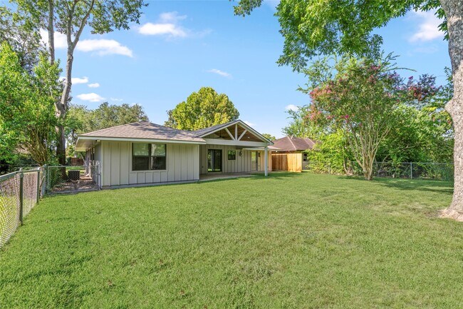 Building Photo - 9606 Pine Lake Dr