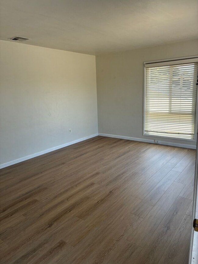 Building Photo - Centrally Located 3/1