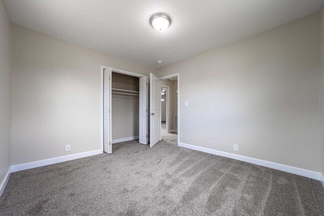 Building Photo - Look and Lease Special! $200 off rent!!!