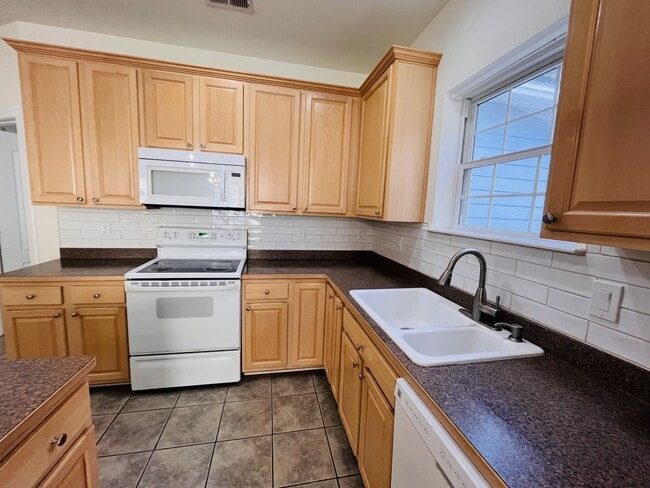 Building Photo - 104 Landing Trail