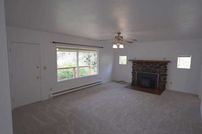 Building Photo - 2 bed 1 bath home with great view of Sequi...