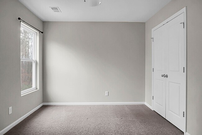 Building Photo - 3 bedrooms, 2.5 bathrooms  2-car garage in...