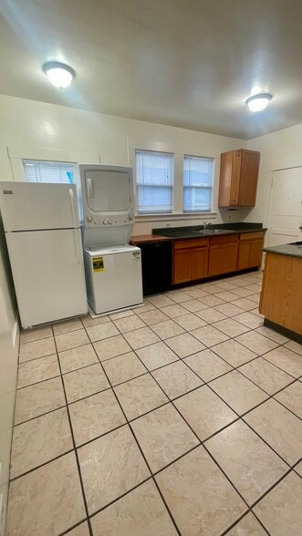 Building Photo - 566 53rd St