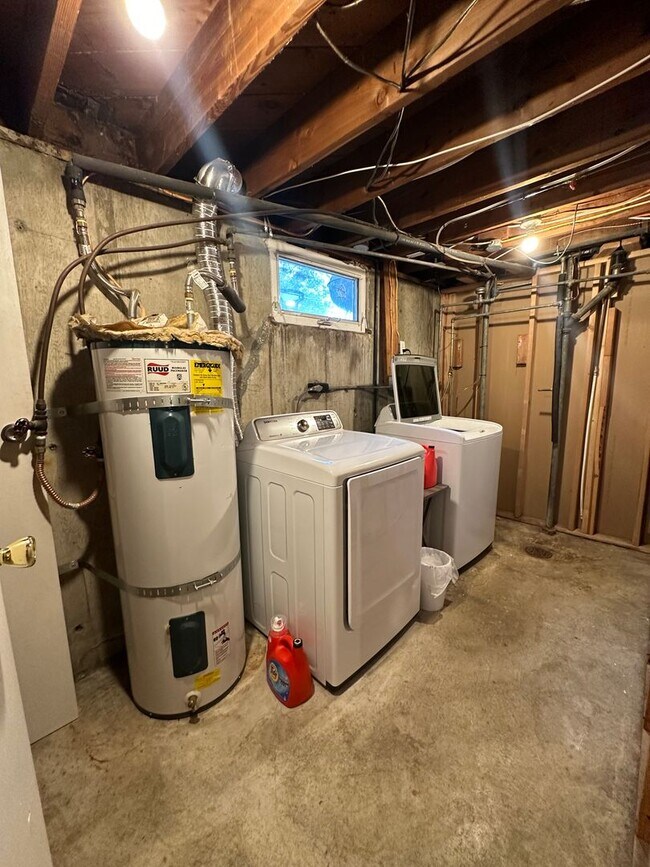 Building Photo - Fantastic 4 Bedroom 2 Bath Northside Home