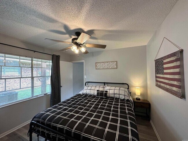 Building Photo - 3800 Pine St