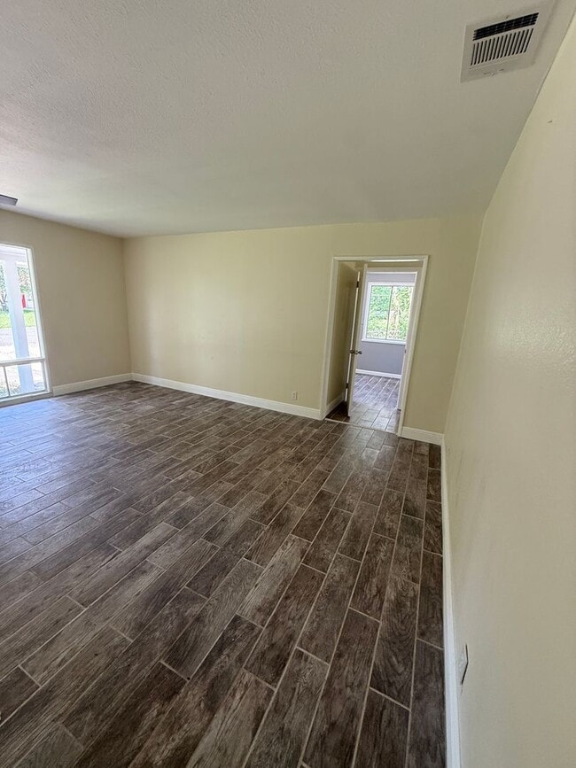 Building Photo - 4 bed 2 bath Southern Hills
