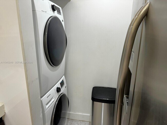 Building Photo - 2000 N Bayshore Dr