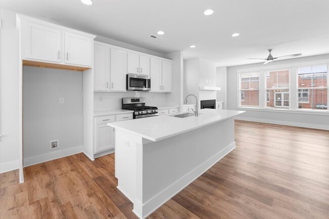 Building Photo - Brand New Lake Front Davidson Townhome