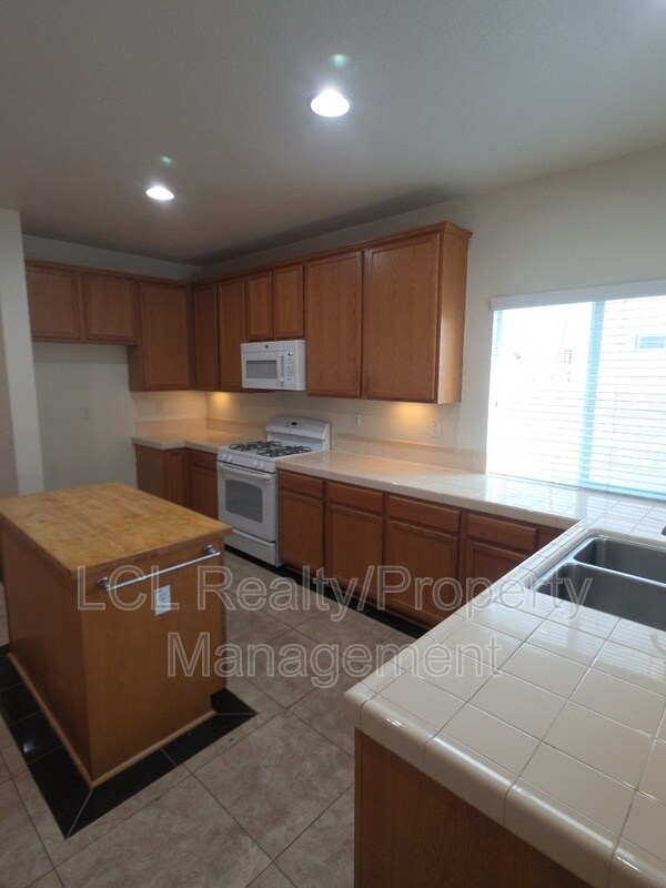 Building Photo - 12899 Oakdale St