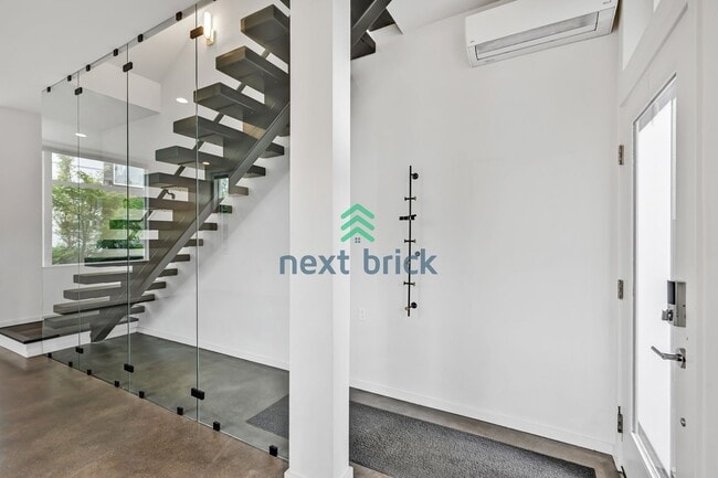 Building Photo - A beautiful 3 bed and 2 bathroom house for...