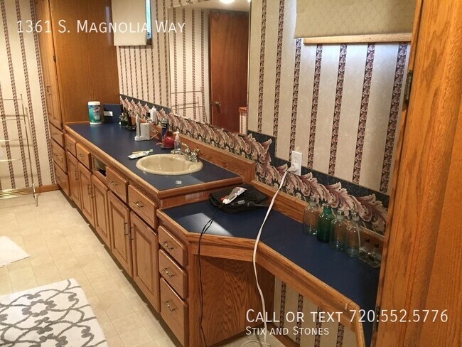 Building Photo - 1361 S Magnolia Way