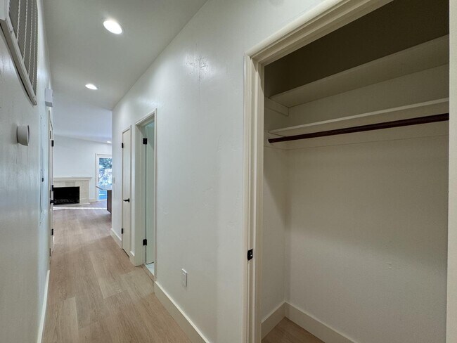 Building Photo - 864 S Bernardo Ave