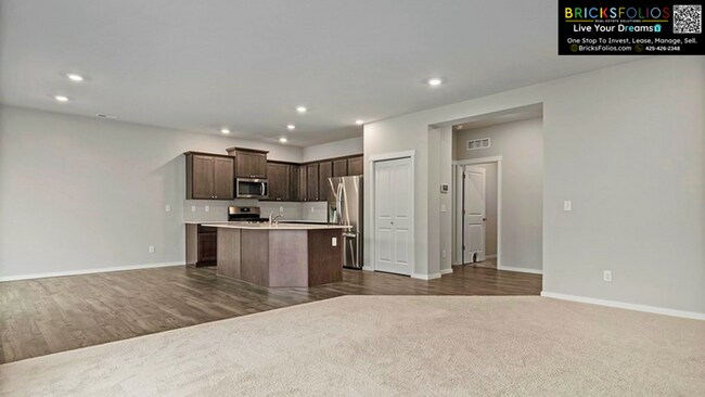 Building Photo - 5 BEDROOMS | A/C | 3-CAR GARAGE | FENCED BACKYARD | 2,780 SQ. FT. | CONVENIENT TO JBLM