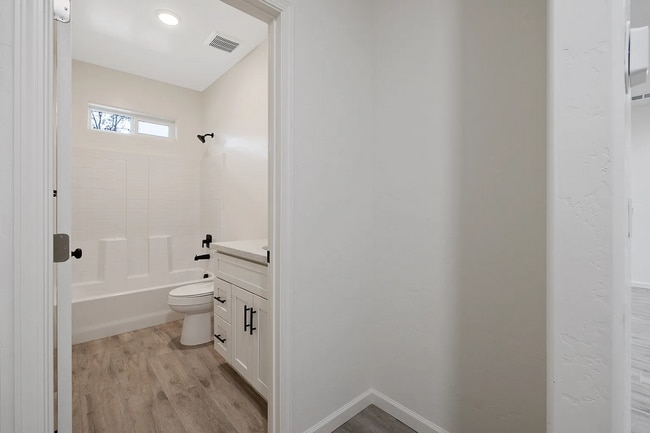 Building Photo - 601 E 10th St