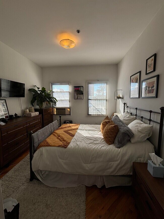 Building Photo - 409 1st St