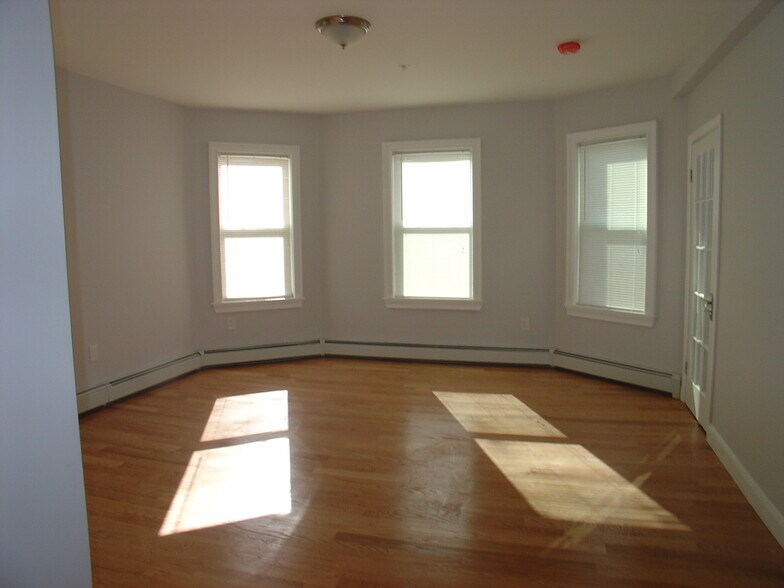 Building Photo - 53 Middle St