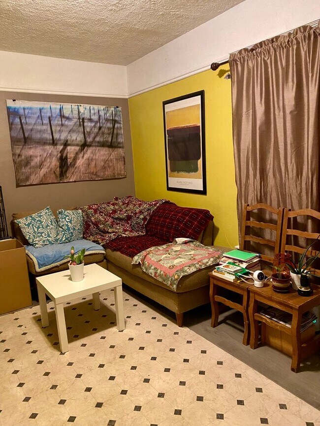 Building Photo - 2 bedroom