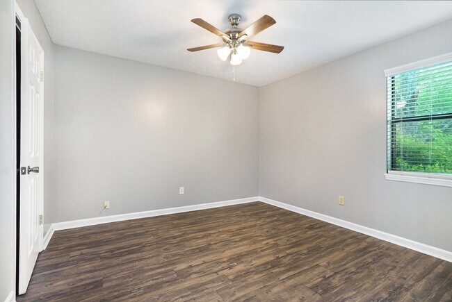 Building Photo - Park East