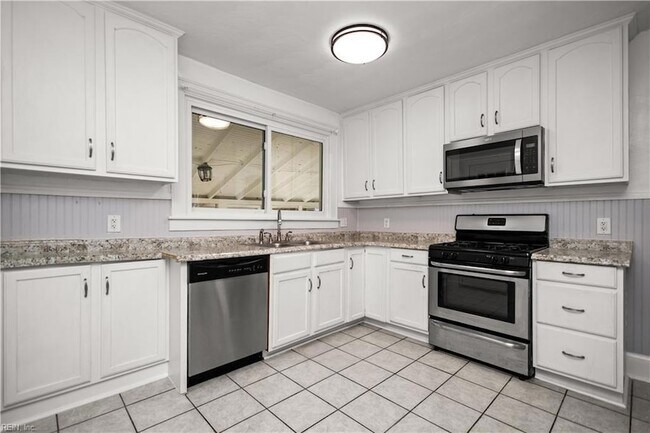 Building Photo - 3537 Buckingham St