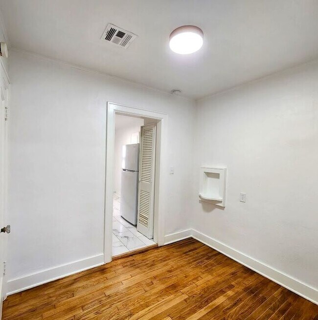 Building Photo - Remodeled 1 BED 1 BATH DUPLEX MIILER'S BLVD HISTORIC DISTRICT