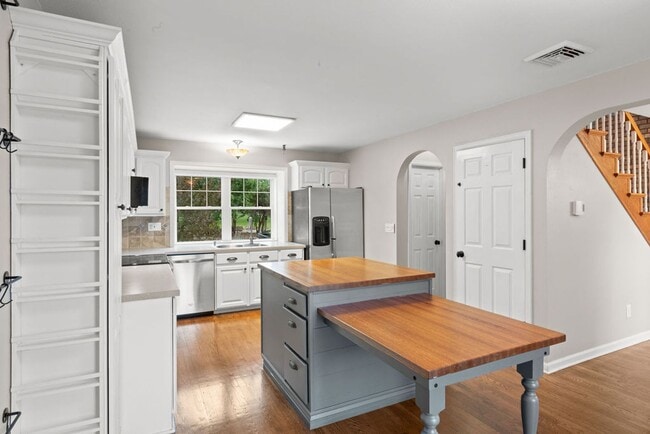 Building Photo - Rare Find in Kensington South – Park Views...