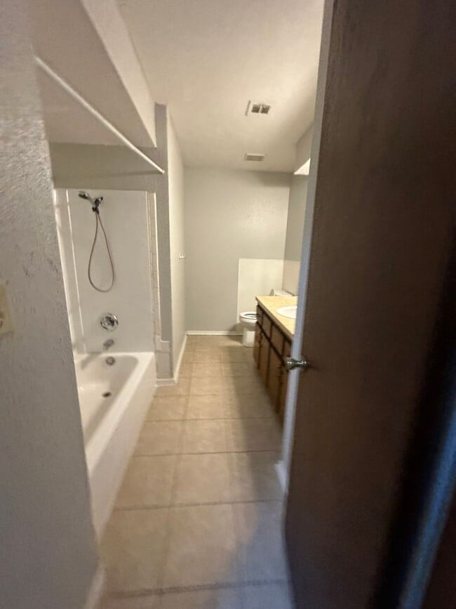 Building Photo - 3 Bed, 1 1/2 Bath, 1 Car Garage