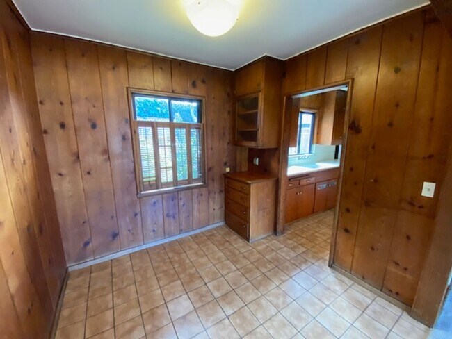Building Photo - Beach Tract Cottage!