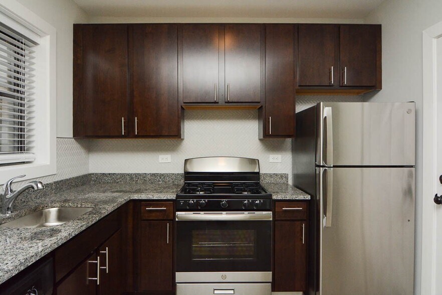 Building Photo - 708 W Brompton Ave