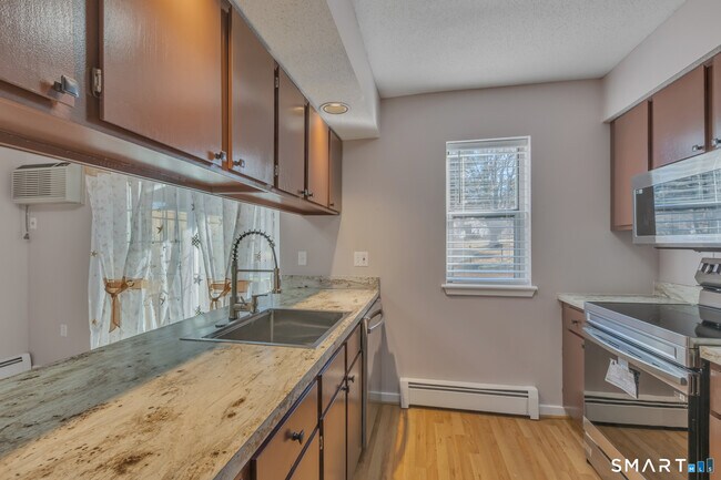 Building Photo - 60 Old Town Rd