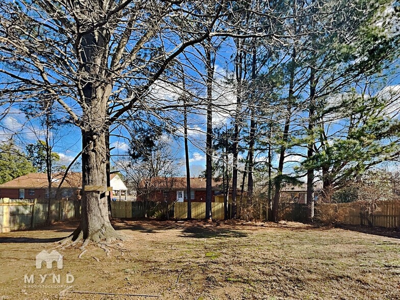 Building Photo - 6340 Yorkshire Cove