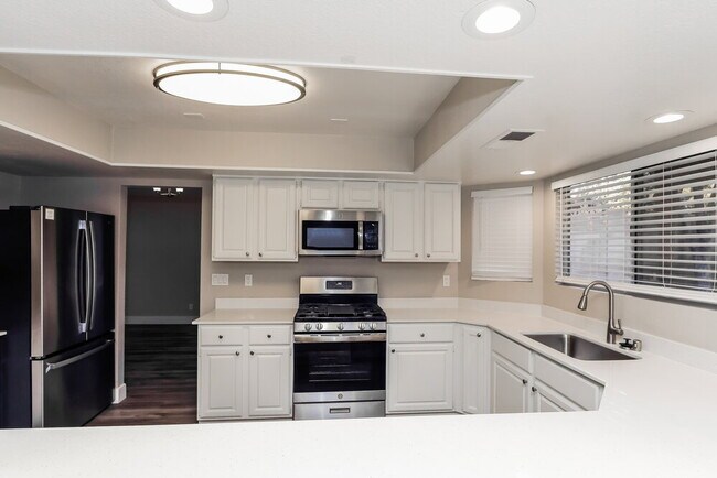 Building Photo - 333 Santa Monica Dr